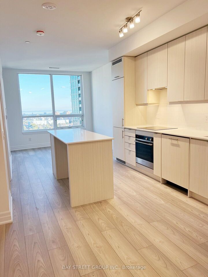 Property Photo:  36 Elm Drive W 2205  ON L5B 1L9 