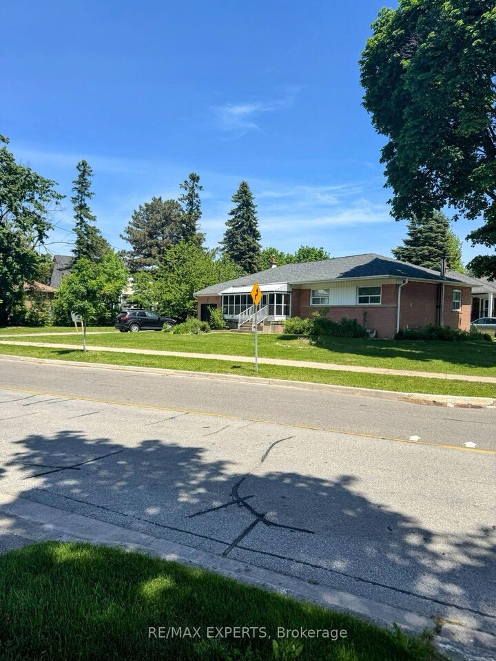 71 Lloyd Manor Road — photo 1