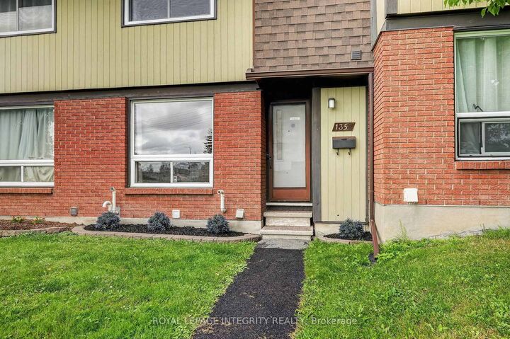 Property Photo: 1352 Bakker Court ON K1C 2K4