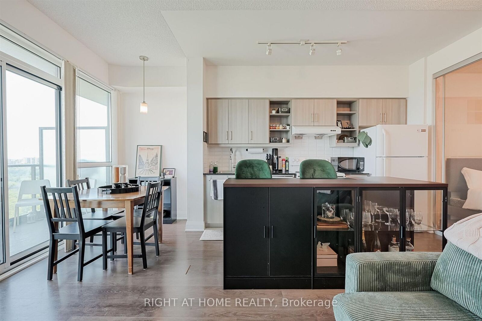 Property Photo:  160 Vanderhoof Avenue 1018  ON M4G 0B7 