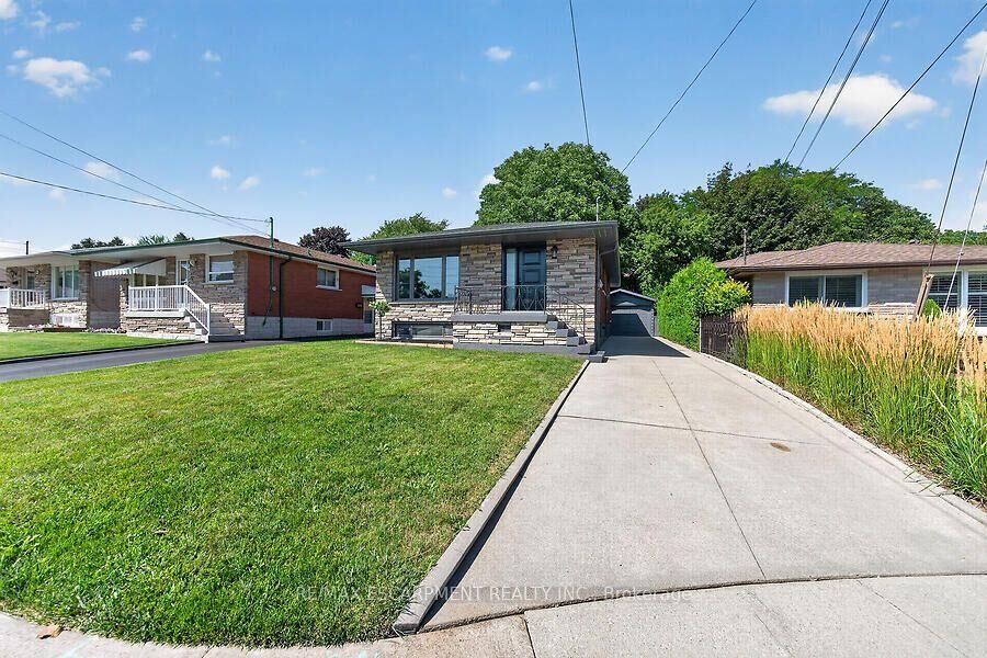 Property Photo: 26 Parklands Drive ON L8K 4W7