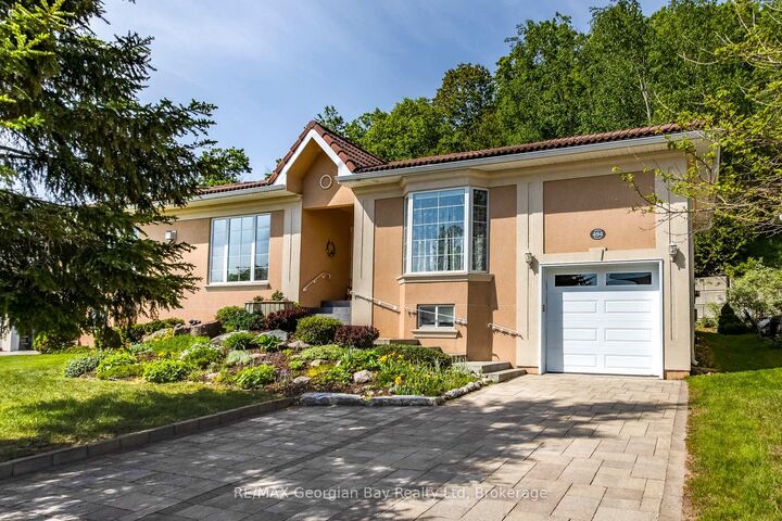 Property Photo: 494 Aberdeen Boulevard ON L4R 5L9