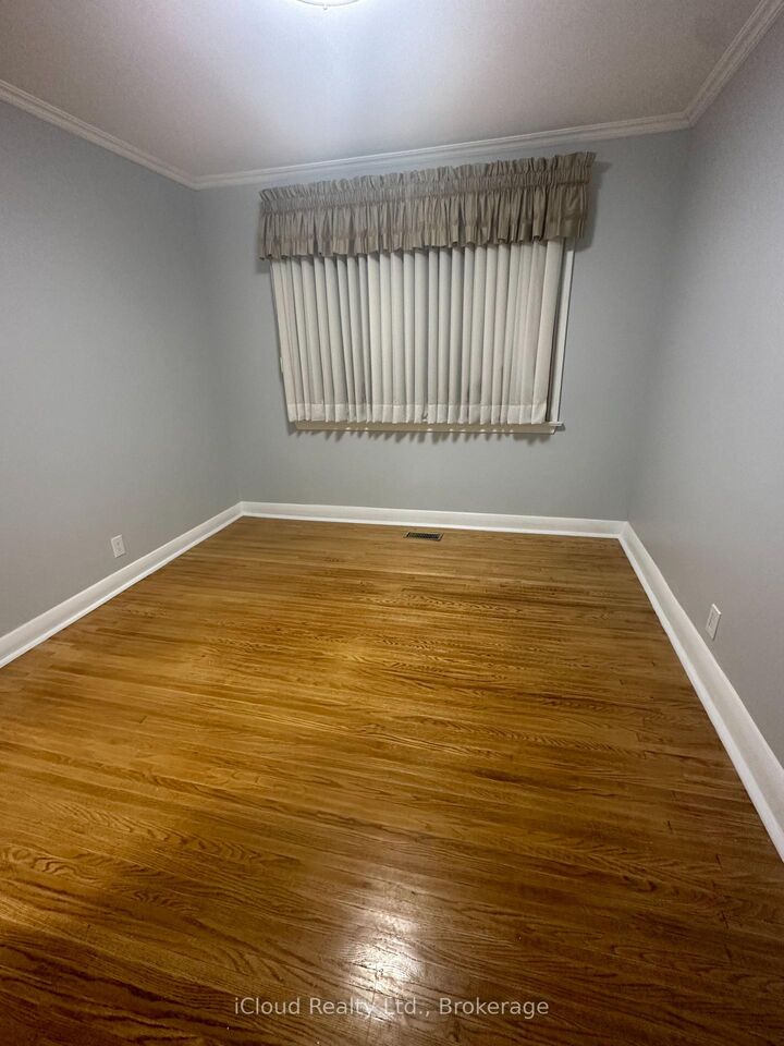 Property Photo:  17 Sora Drive Main  ON L5M 1B3 