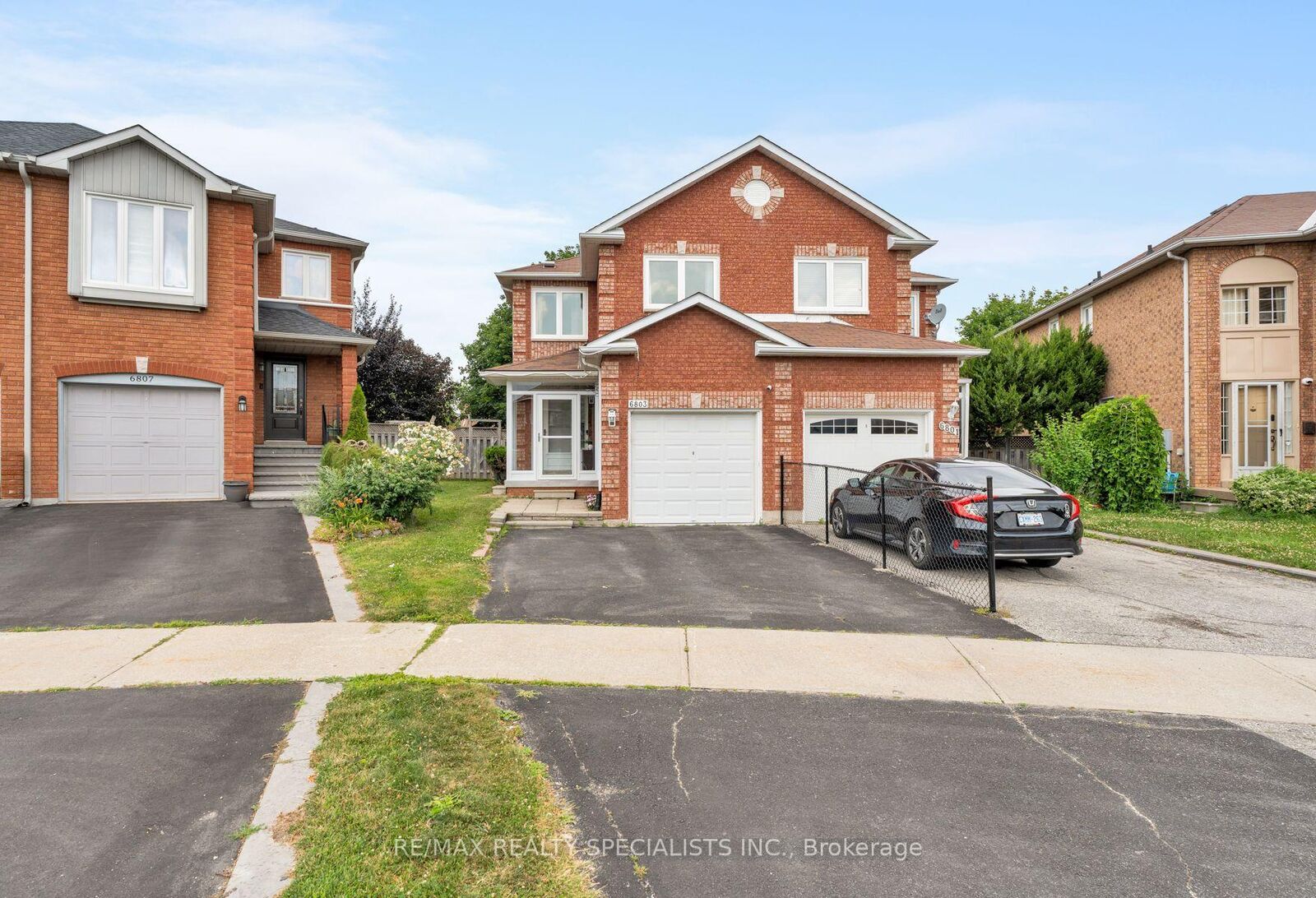 Property Photo: 6803 Bansbridge Crescent ON L5N 6T3