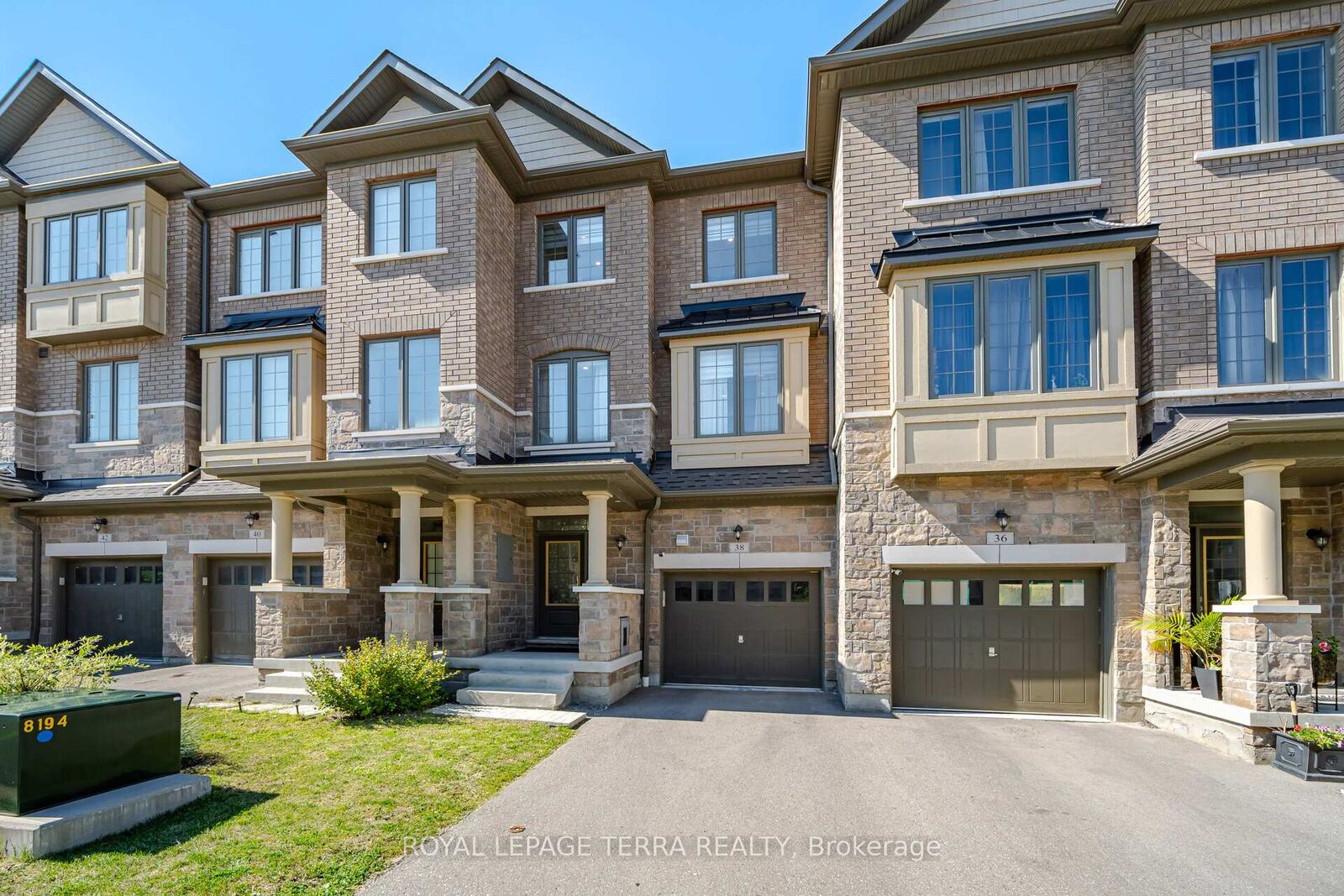 Property Photo: 38 Hallmark Way ON L1P 0K2