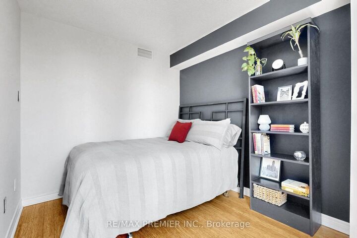 Property Photo:  1055 Bay Street 1804  ON M5S 3A3 