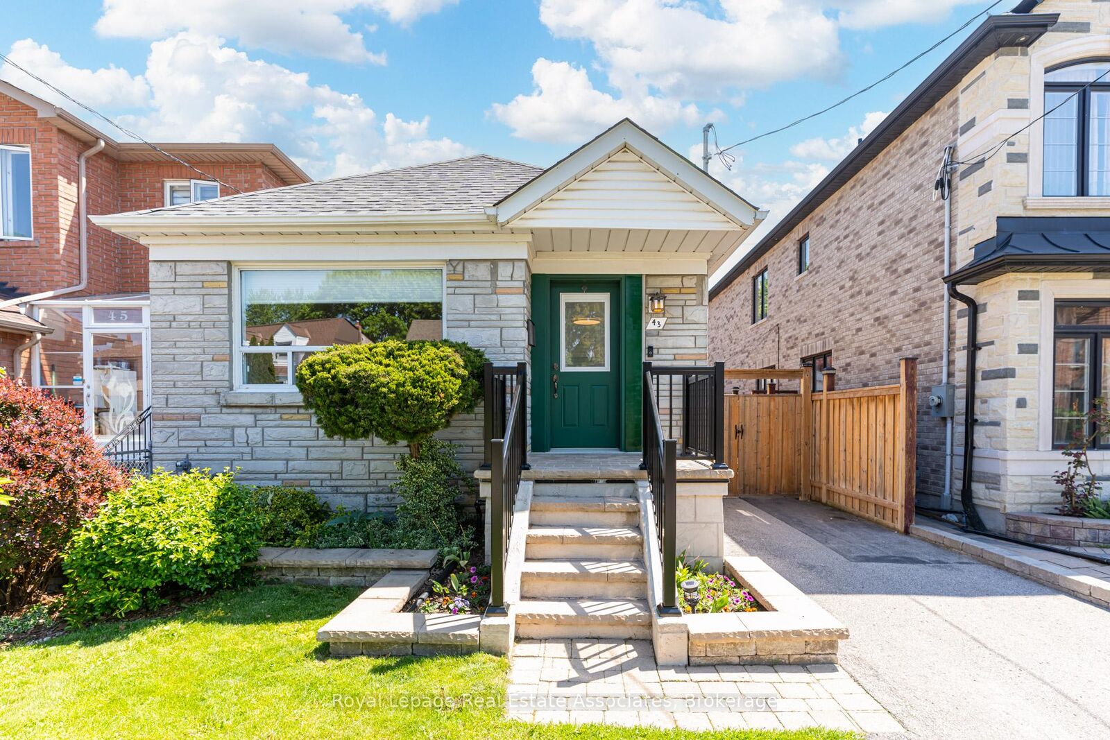 Property Photo:  43 Heale Avenue  ON M1N 3X6 