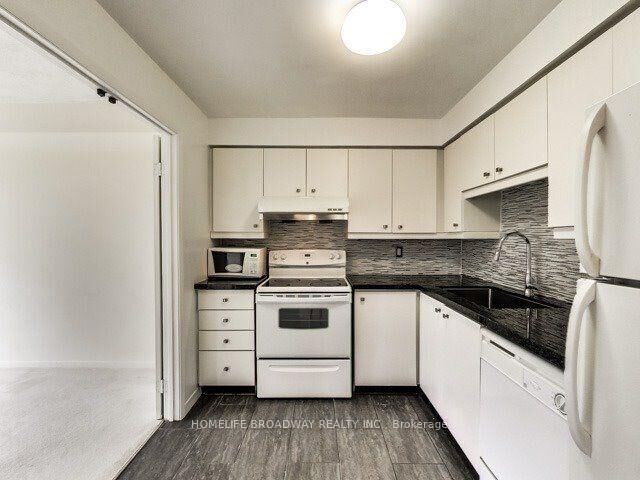 Property Photo: 298 Jarvis Street 707 ON M5B 2M4