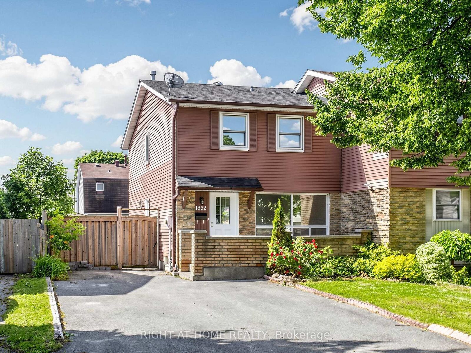 Property Photo:  1332 Fenelon Crescent  ON L1J 6G1 