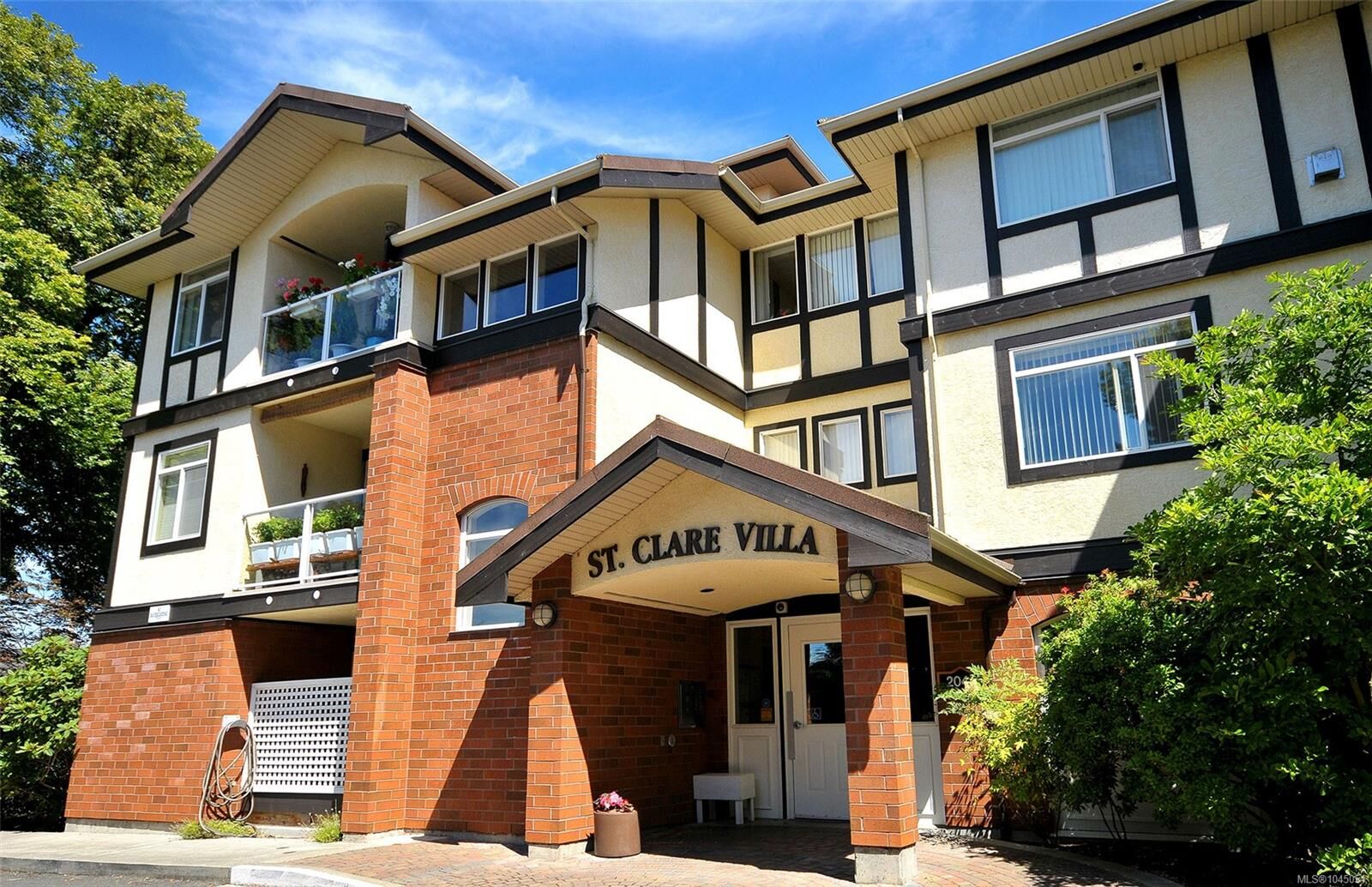 Property Photo: 2045 Carrick St #204 BC V8R 2M5