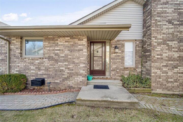 Property Photo: 26 Cheyenne Court ON N8H 5E3