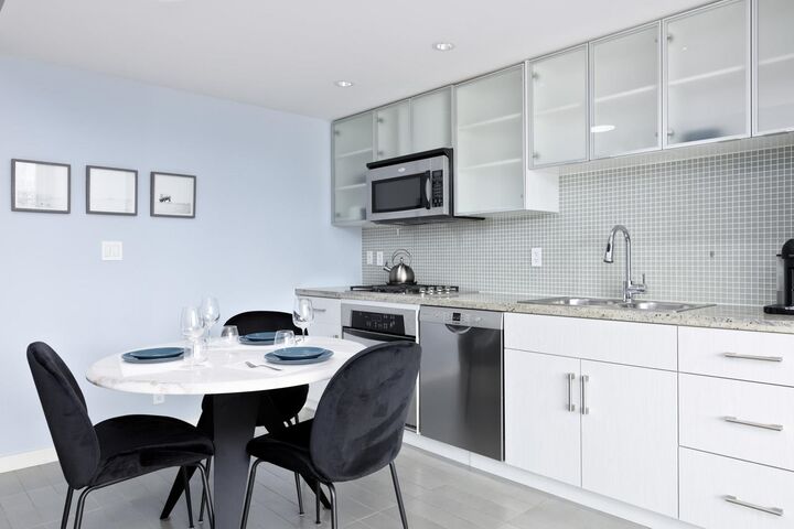 Property Photo: 33 Smithe Street 3207 BC V6B 0B5