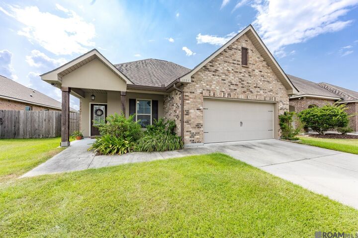 Property Photo: 1025 Shadow Bluff Dr LA 70820