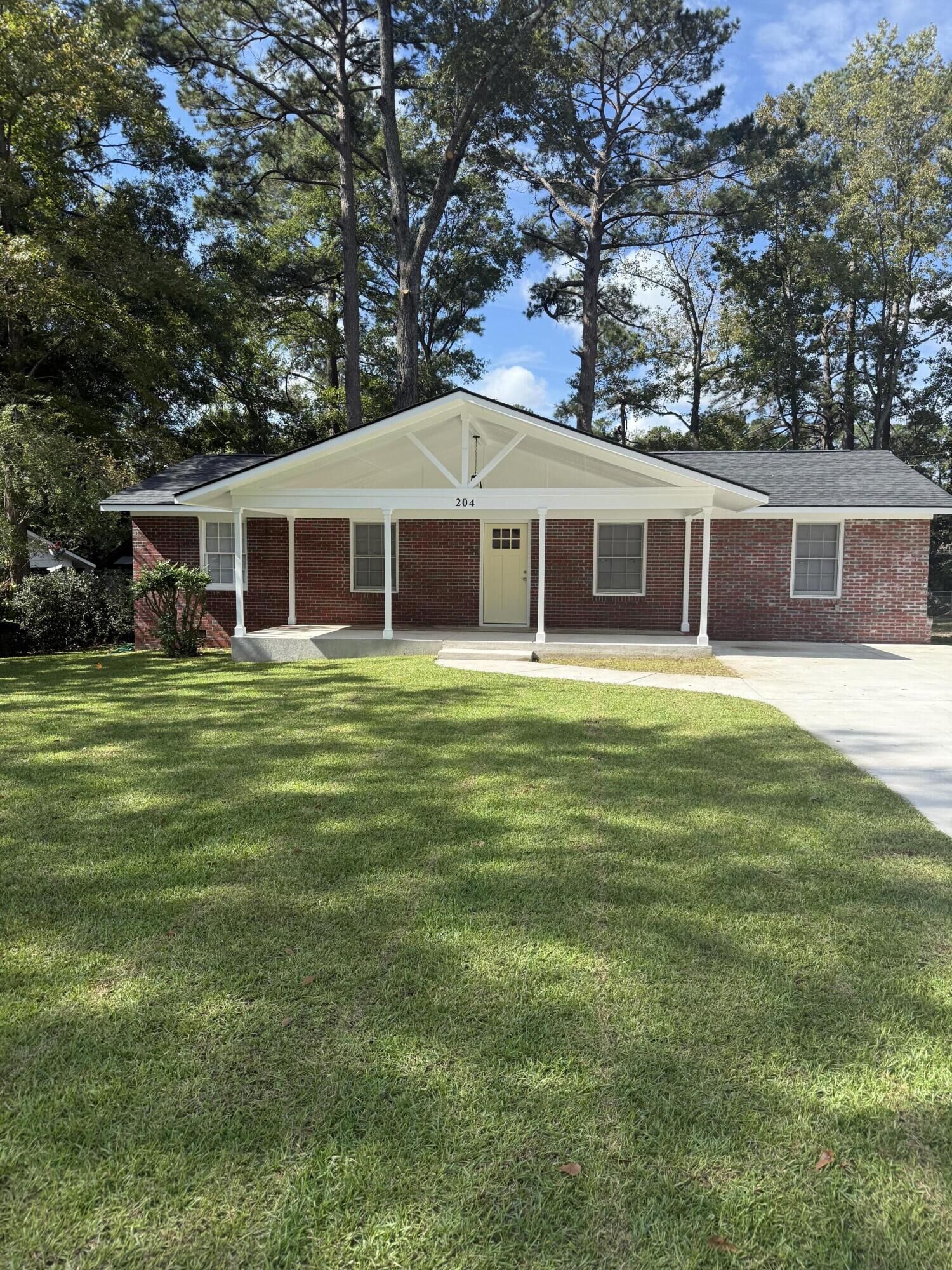Property Photo: 204 Oakdale Drive SC 29483