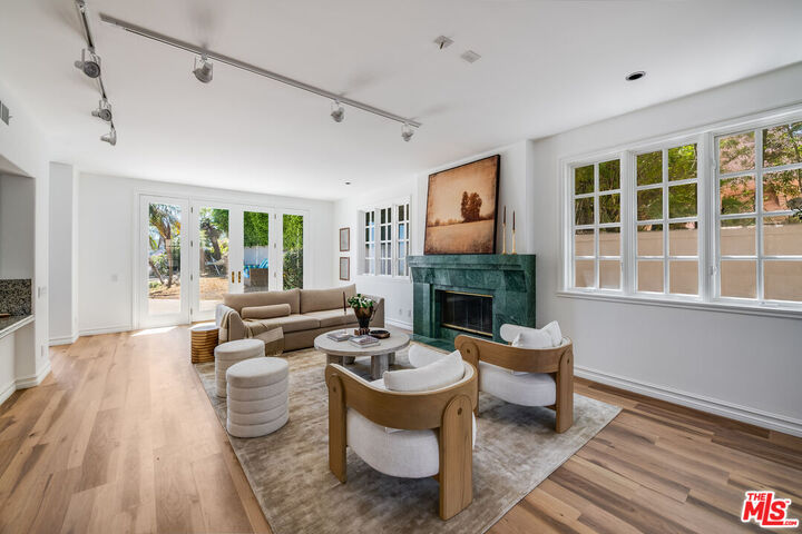 Property Photo:  2084 Deer Run Ln  CA 90049 