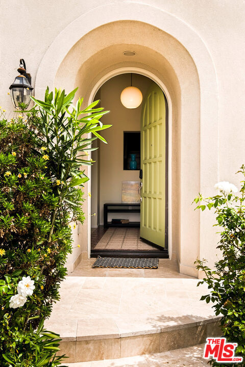 Property Photo: 27062 Clarence Ct CA 91355