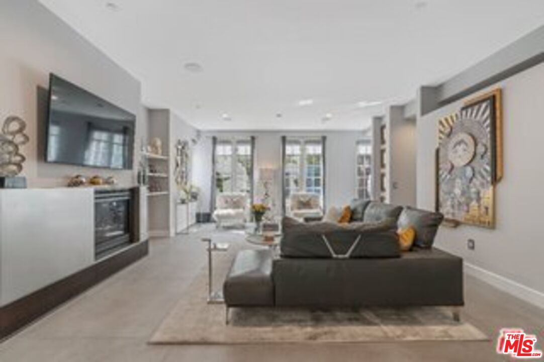 Property Photo: 1250 N Harper Ave, Unit 302 CA 90046