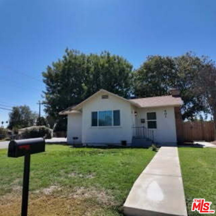 Property Photo: 401 Cypress St CA 93304