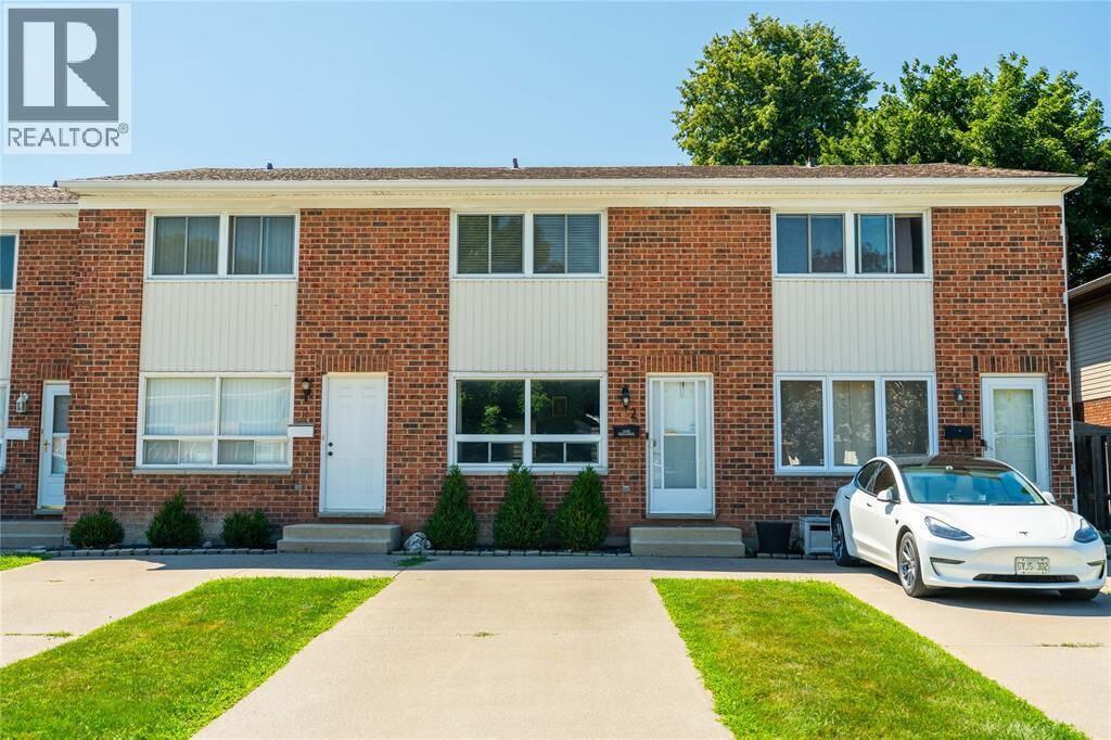 Photo de la propriété: 301 Edgewood Street 2 ON N7S 4X7