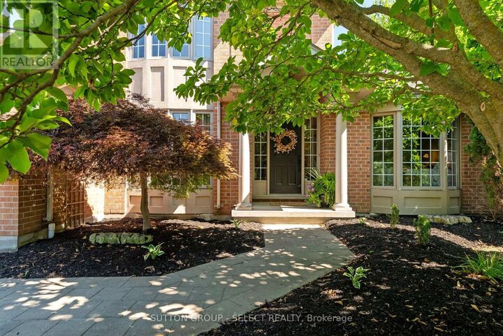 Property Photo: 2 Garnet Court ON N6H 4Z9