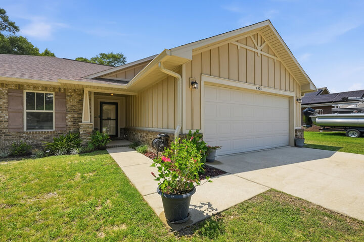 Property Photo: 4325 Glen Forest Drive FL 32583