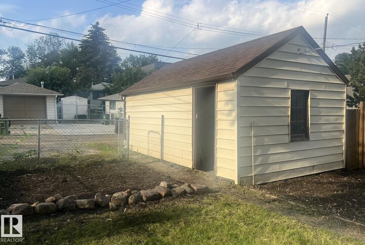 Property Photo: 9828 84 Avenue NW AB T6E 2G2