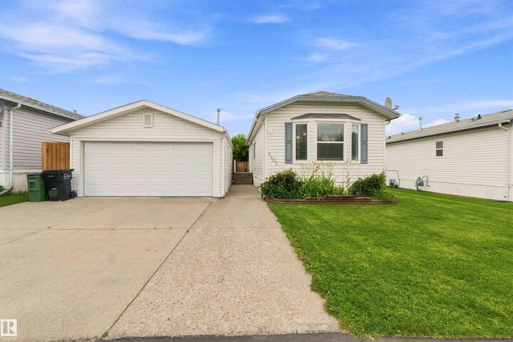 Property Photo: 3402 Lakeview Point(E) NW AB T5S 2R8