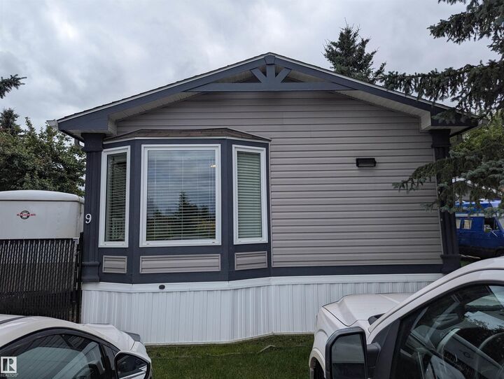 Property Photo:  9 West View Boulevard NW  AB T5S 1T5 