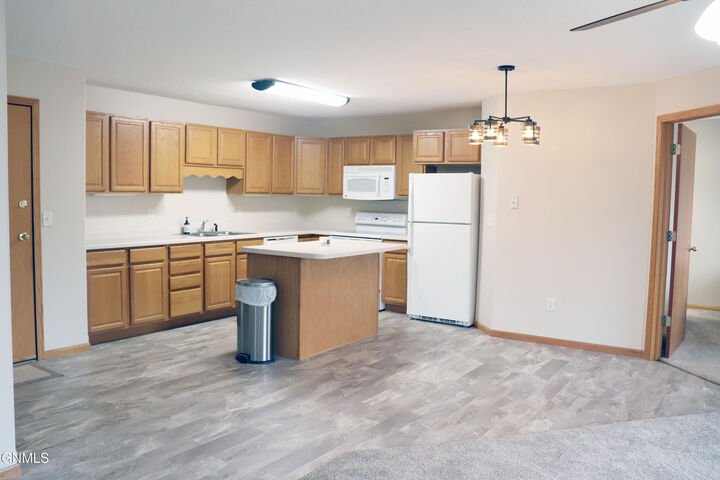 Property Photo:  131 3rd Avenue SE 302  ND 58554 