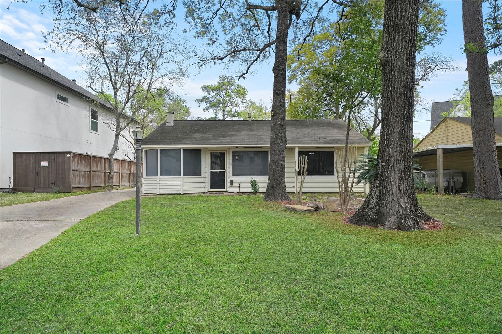 Property Photo:  930 42nd Street  TX 77018 