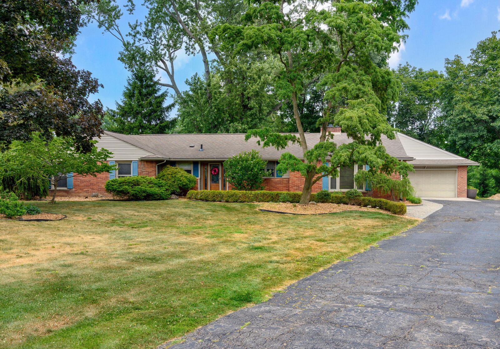 Property Photo:  899 Fox Run  MI 48304 