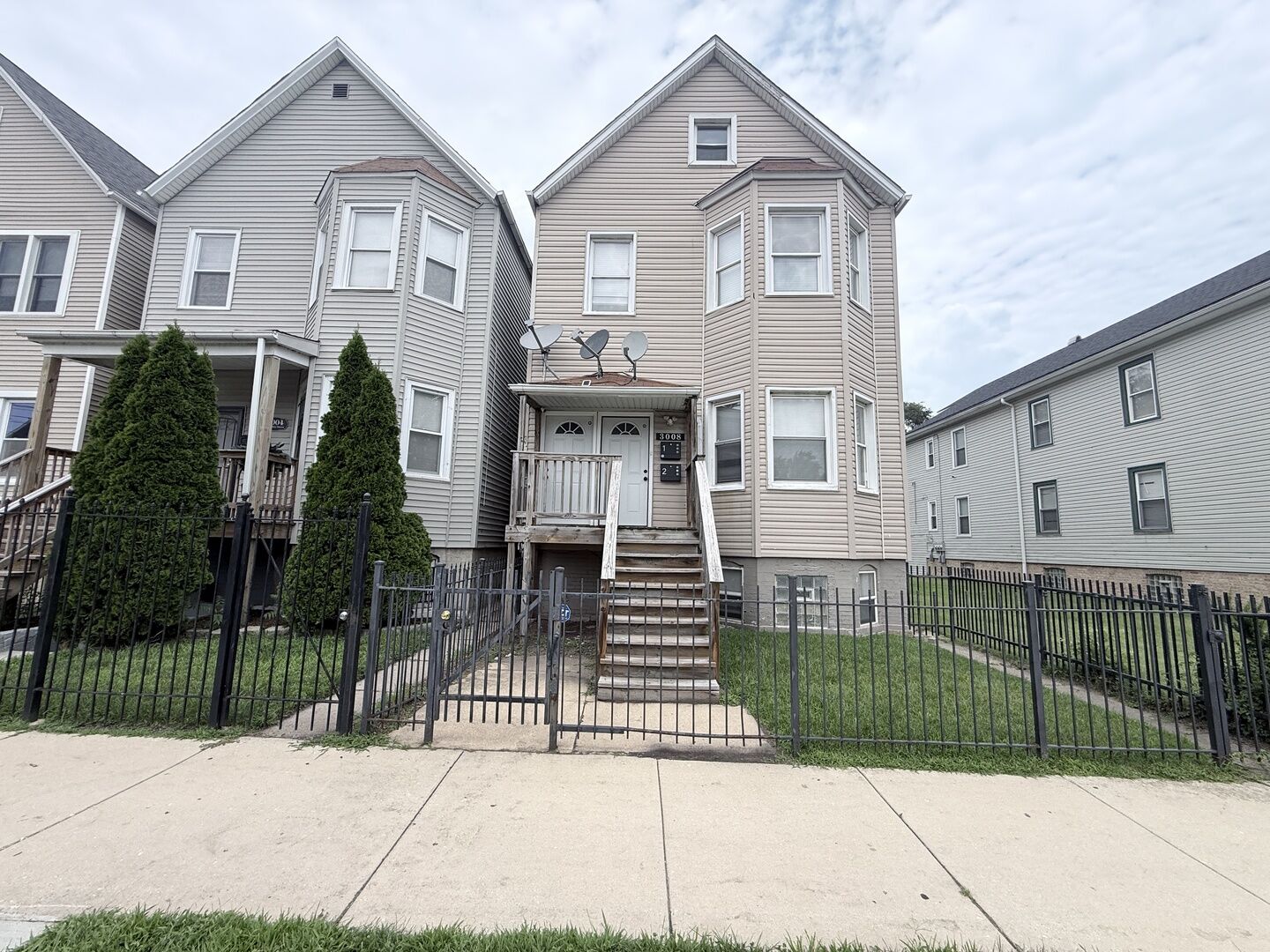 Property Photo: 3008 E 81st Street 2 IL 60617