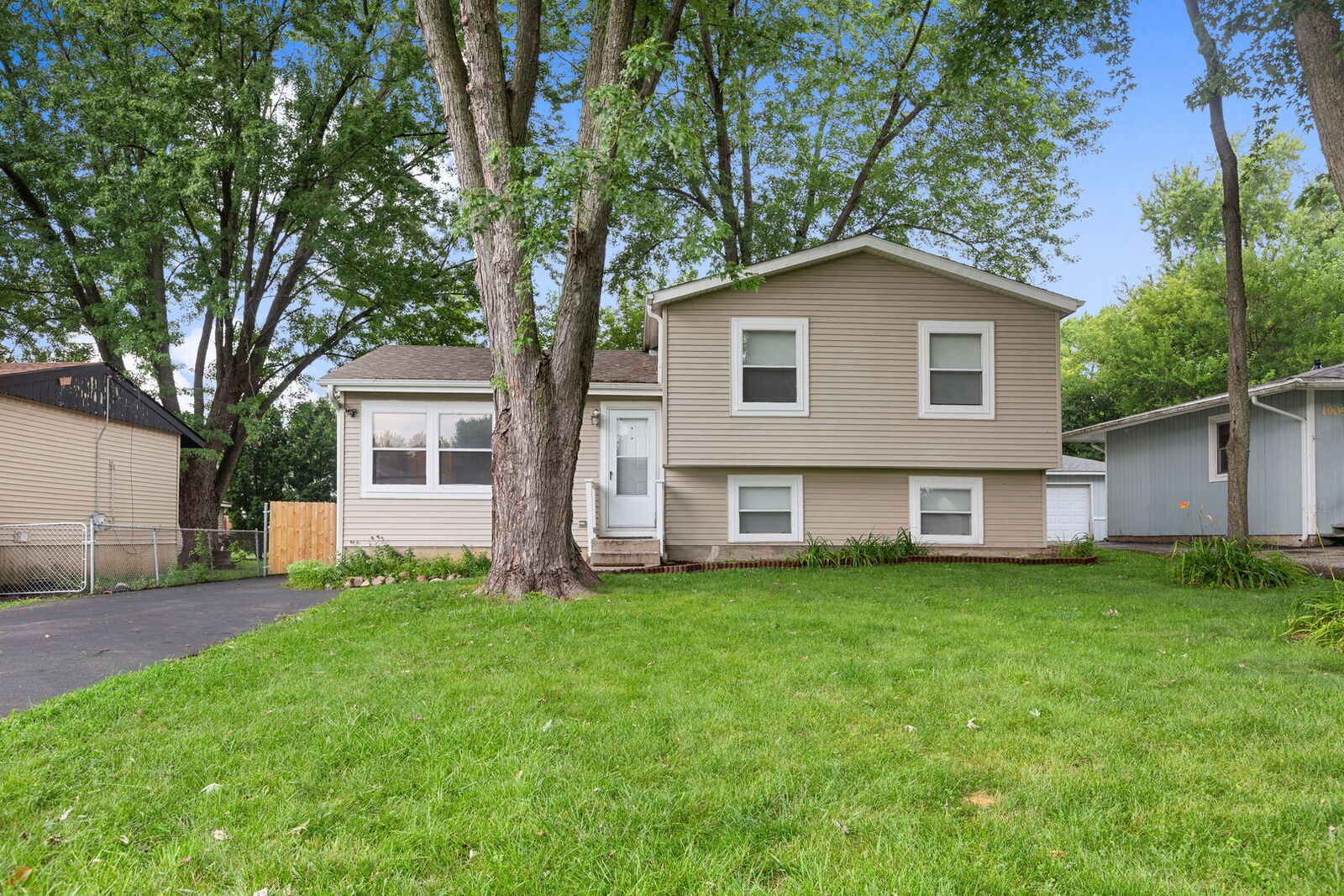 Property Photo:  1903 Highview Avenue  IL 60050 