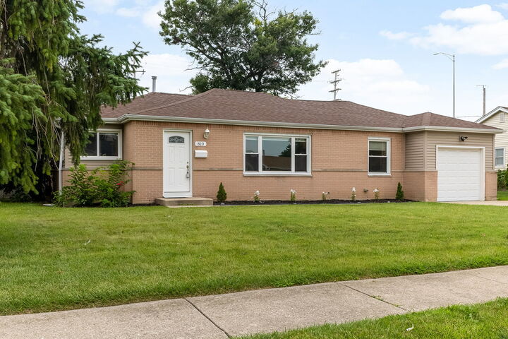 Property Photo:  810 Cumberland Street  IL 60169 