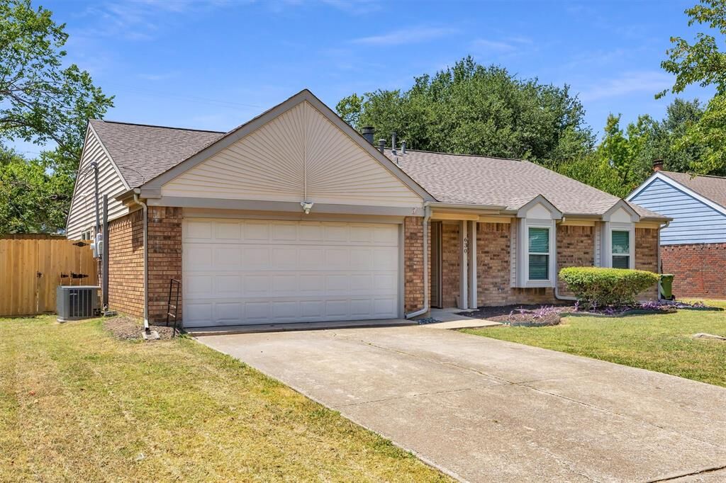 Property Photo: 630 Berkley Drive TX 76051