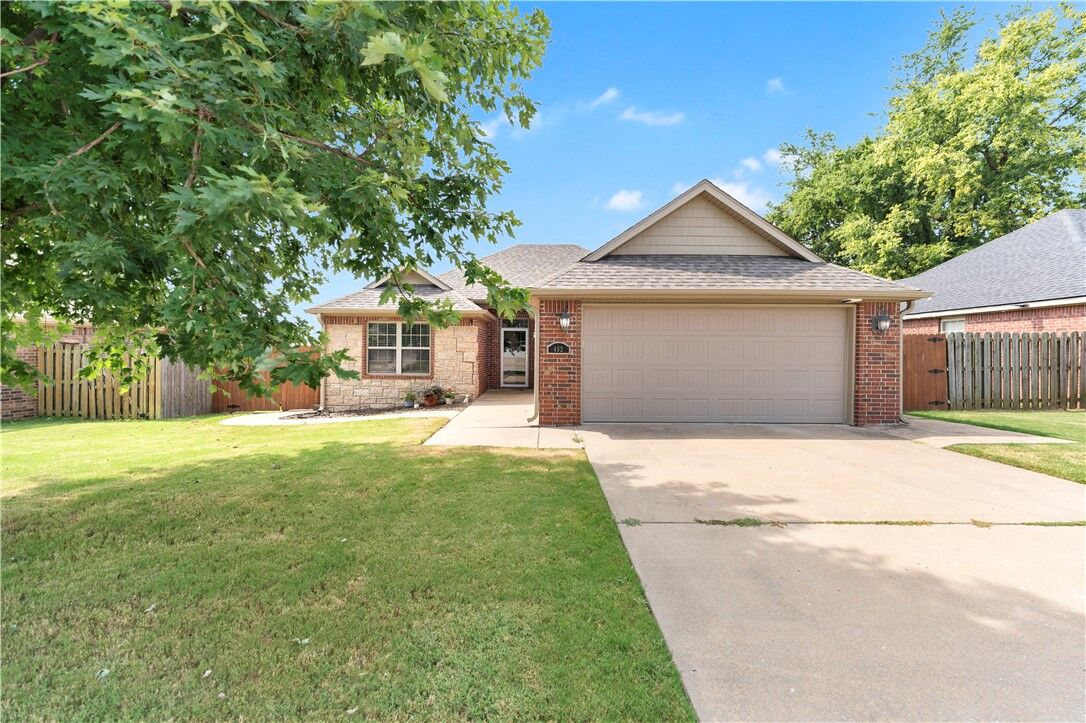 Property Photo: 402 W Worchester AR 72761