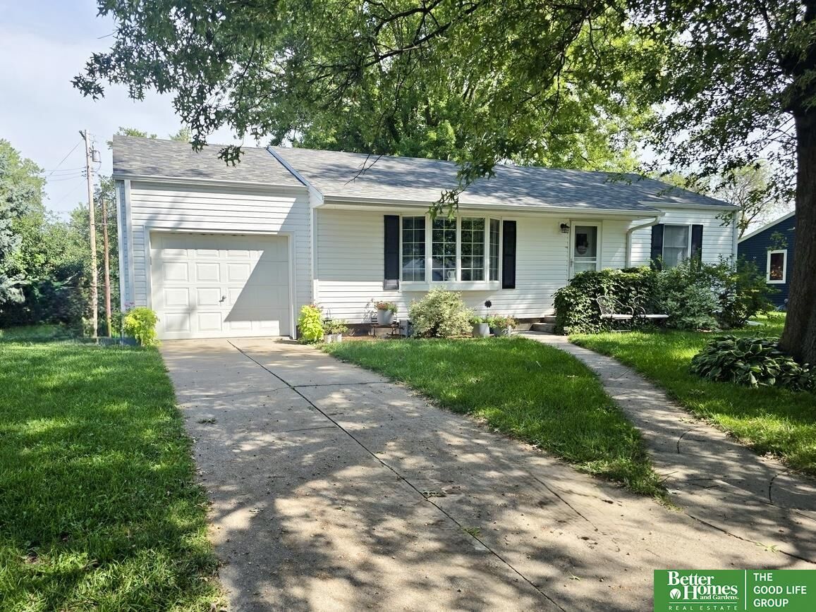 Property Photo:  933 E 4th Street  NE 68467 