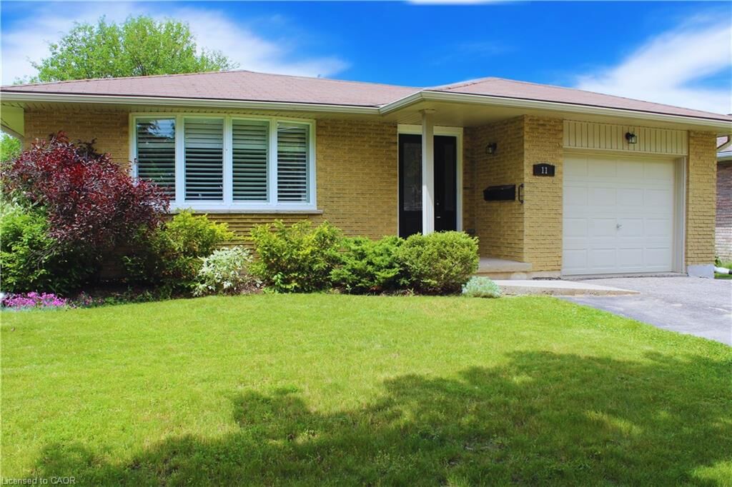 Property Photo: 11 Wordsworth Place Upper ON N2B 3K6