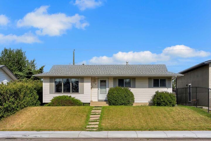 112 Penmeadows Close SE — photo 1