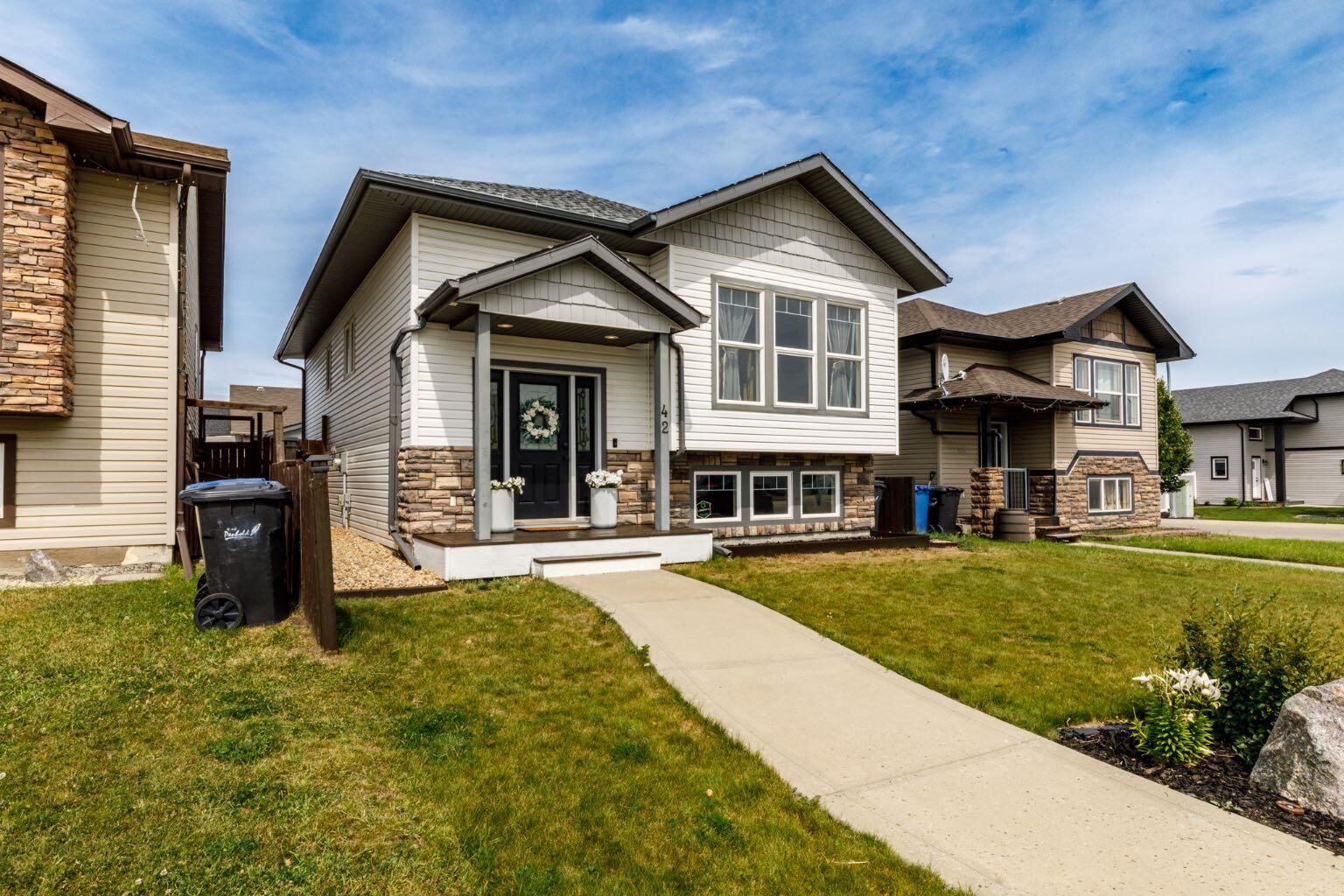Property Photo: 42 Hawthorne Way AB T0M 1R0