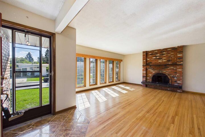 Property Photo: 5 Chisholm Crescent NW AB T2L 0Y9