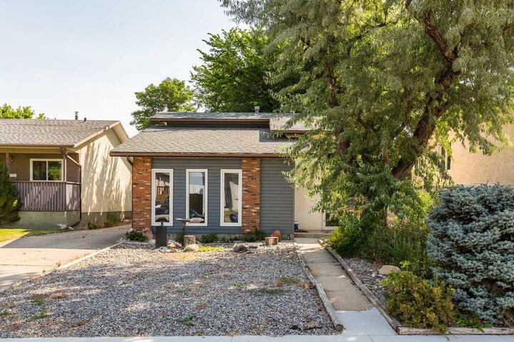 Property Photo:  196 Mt Crandell Crescent W  AB T1K 6M2 