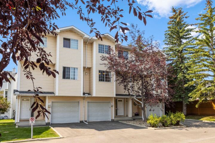 Property Photo: 623 Hawkstone Manor NW AB T3G 3X2