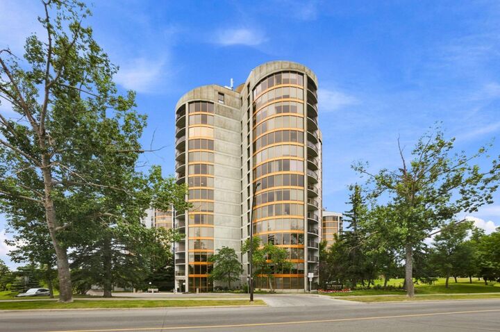 Property Photo: 7030 Coach Hill Road SW 3121 AB T3H 1E4