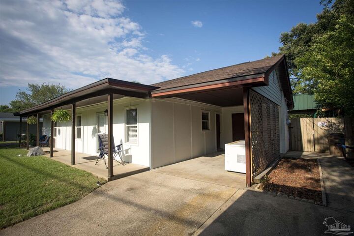 Property Photo: 6402 Beauclair Dr FL 32504