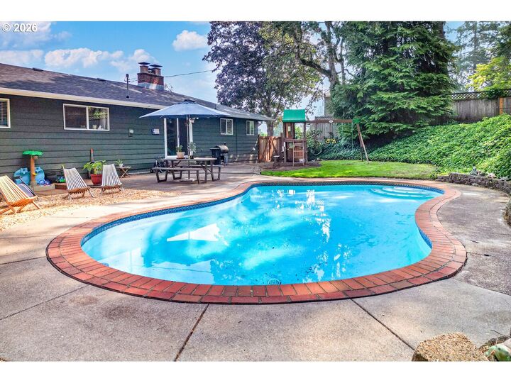 Property Photo:  2540 W 22nd Ave  OR 97405 