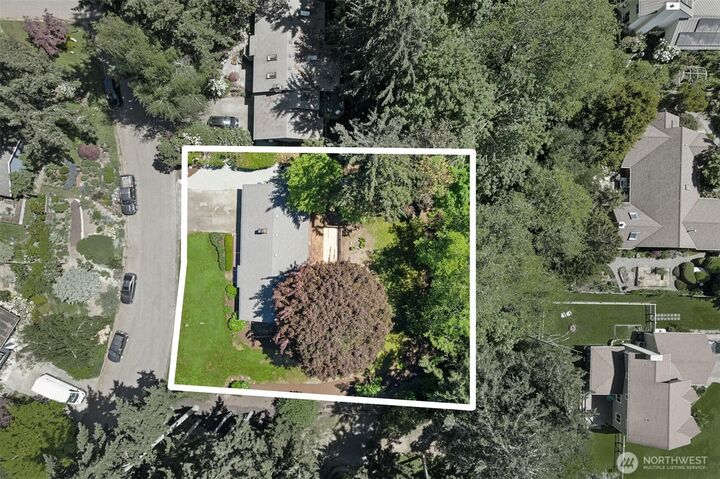 Property Photo: 711 Eagle Cliff Rd NE WA 98110