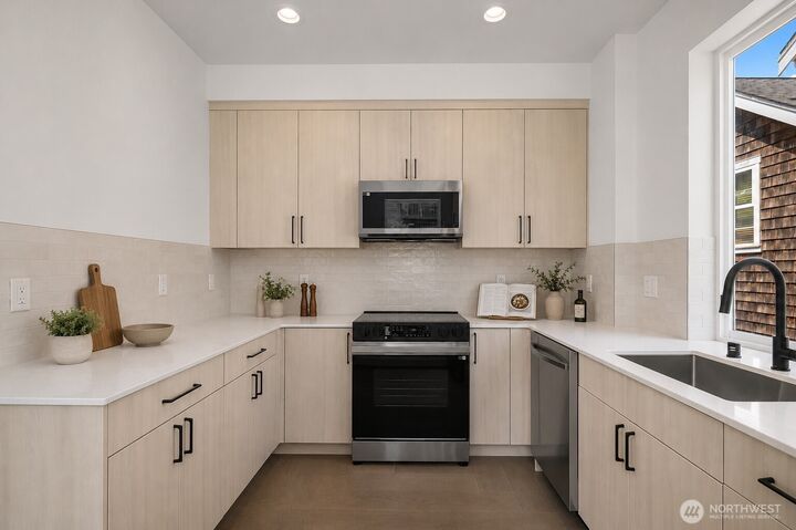 Property Photo:  2538  14th Avenue W E  WA 98119 