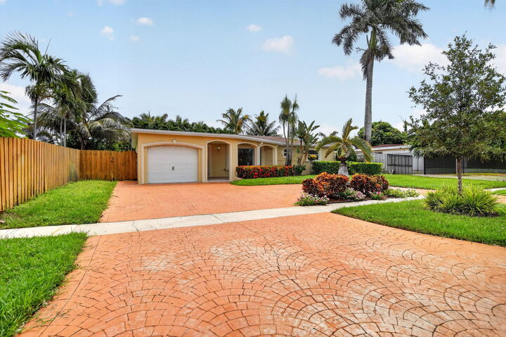 Property Photo:  2250 NE 4th Court  FL 33431 