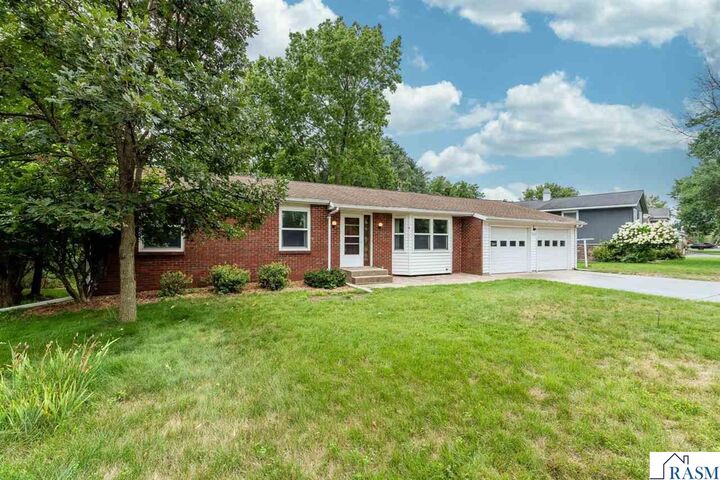 Property Photo:  1833 Crestview Drive  MN 56073 